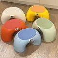 Lindos taburetes de plástico de colores para niños de estilo nórdico para la sala de estar - Blanco crema + Pegatinas de ojos