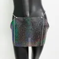 Nahaufnahme eines schimmernden regenbogenfarbenen Metall-Pailletten-Miniröckchens - Einheitsgröße / AB-Farbe
