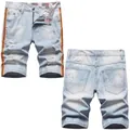 Pantaloncini di jeans uomo strappati azzurri con macchie di colore e strisce arancioni. - 38 / Azzurro Schizzi Strappato con Fettuccia