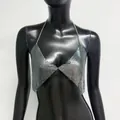 Gros plan d'un haut licou en maille métallique argentée scintillante sur un mannequin. - Taille unique / Métal canon