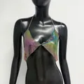 Vue détaillée du haut dos nu en maille métallique holographique sur mannequin - Taille unique / Couleur AB