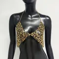 Gros plan du haut de bikini à sequins léopard brillant pour les tenues de plage - Taille unique / Imprimé Léopard Or