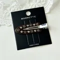 Elegante fermaglio per capelli in acetato marrone con fiori e strass su carta nera. - Caffè Scuro Fiore