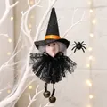 Detalle de un adorno colgante de bruja de Halloween con vestido de encaje y cascabeles - Colgante de Bruja (X-Y54)
