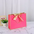 Sac cadeau en papier rose vif élégant avec un nœud doré et des poignées en corde - 32*25*10cm / Rouge avec bord doré + Ruban