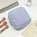 Élégante pochette de rangement en seersucker à rayures bleues et blanches pour maquillage. - Bleu clair