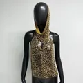 Vue détaillée d'un haut licou en paillettes léopard avec capuche assortie parure - S (Taille Unique) / Imprimé Léopard Or