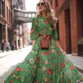 Elegante abito lungo bohémien con stampa floreale verde, cintura marrone e borsa - S / Verde