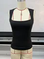 Detailansicht eines schwarzen ärmellosen Tanktops mit quadratischem Ausschnitt - S / Schwarz