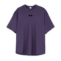 Detailansicht des atmungsaktiven lila Netz-Gym-T-Shirts mit schwarzem Hantel-Icon - M / Lila