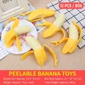 Halb geschälte Banane / Gelb und Weiß