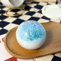 Blauer und weißer Simulations-Anti-Stress-Ball mit glitzernden Details innen - Blaues Crushed Ice Stil / 1 Stück