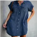 Abito estivo a camicia in denim blu a maniche corte con tasche e bottoni frontali - S / Blu scuro