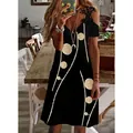 Detalle de vestido negro con cuello en V, estampados dorados y encaje en el hombro - 3XL / Base Negra con Estampado de Círculos Dorados (Imagen-3)