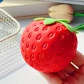 Jouet antistress fraise rouge souple avec une texture de graines très réaliste ! - Grande Fraise en Sac OPP