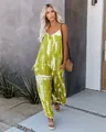Combinaison tie-dye à fines bretelles et jambes larges portée par un mannequin en ville - 3XL / Jaune