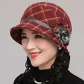 Eleganter Karohut für Damen in Rot mit Blumen- und Pelzballdetail für den Winter - Verstellbar / Rot