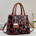 Sac à main femme imprimé cerises avec breloque mini sac et bandoulière - Noir
