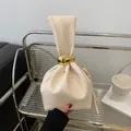 Elegante crèmewitte minimalistische geplooide emmertas met gouden metalen handvat - Wit