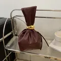 Elegante vintage bordeauxrode geplooide emmertas met gouden sluiting voor stijlvolle dames - Bordeauxrood