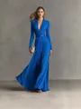Dettaglio di un elegante abito lungo blu reale a maniche lunghe con scollo a V. - S / Blu