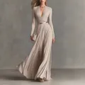 Elegante abito lungo champagne a maniche lunghe con scollo a V e dettaglio in vita - S / Cachi