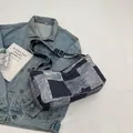 Trendige Denim Patchwork Tasche mit Schachbrettmuster und einem verstellbarem Gurt - Schwarz