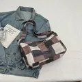 Stilvolle Vintage Patchwork Denim Kissentasche mit verstellbarem Riemen für den Alltag. - Braun