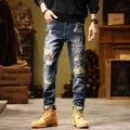 Détail de ce jean slim rétro déchiré pour homme avec des patchs uniques et stylés - M / Bleu foncé