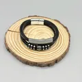 Détail d'un bracelet en cuir tressé vintage pour homme avec fermoir magnétique en acier. - Couleur Acier / 7.5 Pouces