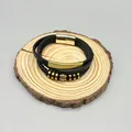Détail d'un bracelet multicouche en cuir noir pour homme avec fermoir magnétique doré - Doré / 7.5 Pouces