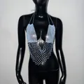 Vista dettagliata del top halter con strass azzurro e frange mesh per feste rave - Azzurro