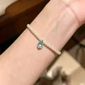 Bracelet élégant en perles d'eau douce fait main avec pendentif en cristal bleu clair - Bracelet en perles d'eau douce avec breloque goutte d'eau bleue
