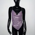 Vue détaillée d'un top dos nu en maille métallique à strass violets avec chaînes - Taille unique / Violet
