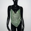 Détail rapproché d'un haut en maille strass vert clair scintillant avec chaînettes - Taille unique / Vert