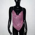 Detailansicht eines rosa Strass-Metalloberteils mit Silberketten und asymmetrischem Saum - Einheitsgröße / Rosa