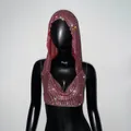 Gedetailleerd overzicht van roze strass crop top met capuchon voor glamour clubwear - Eén maat / Rood