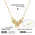 Collana in acciaio inossidabile dorato con triplo pendente a fiore, pietre chiare e catena regolabile - Stile Ciondolo a Tre Fiori (JDN0212247) / Oro