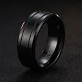 Eleganter 8 mm schwarzer Herrenring mit horizontalen Rillen und einem matten Finish - Größe 7 / Schwarz