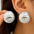 Orecchini a lobo geometrici testurizzati in acciaio al titanio argentato per donna - Stile Pieghettato Tondo Irregolare Argento (A-1152)