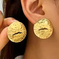 Orecchini a lobo in acciaio al titanio dorato con texture rotonda irregolare moda - Stile Pieghettato Tondo Irregolare Oro (N-832)