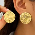 Boucles d'oreilles clous rondes en acier titane doré avec motif texturé plissé - Style Disque Plissé Irrégulier Or (A-1233)