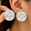 Orecchini a lobo tondi in acciaio inossidabile con texture martellata argentata - Stile Disco Martellato Irregolare Argento (WG-1198)