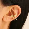 Pendiente de cartílago de gato dorado con ojos verdes, joya minimalista para mujer - Oro Claro 14K - Estilo Gato Estirándose (5732)