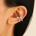 Earcuff minimalista de gato plateado con brillantes ojos verdes para orejas sin agujeros - Tono Plateado - Estilo Gato Estirándose (5306)