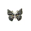 Detalle macro del elegante broche de mariposa en esmalte negro con nácar y diamantes - Mariposa