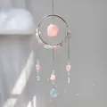 Gedetailleerd aanzicht van rozenkwarts suncatcher met kristallen prisma's en licht - Rozenkwarts Stijl