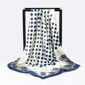 Detailansicht eleganter blauer Punkte und Paisleymuster auf einem luxuriösen Seidenschal - Neues Marineblaues Polka-dot-blau / 90 X 90 Cm (polka Dot Serie)