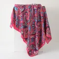 Sciarpa quadrata in seta con stampa paisley bohémien in rosa vivace e azzurro. - 90x90cm / 3# Rosa Rosso (Paisley)