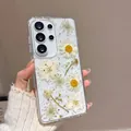 Vista dettagliata della cover Samsung trasparente con margherite vere e foglia d'oro - Epoxy Foglia d'Oro Fiore Reale No. 1 / Samsung A17